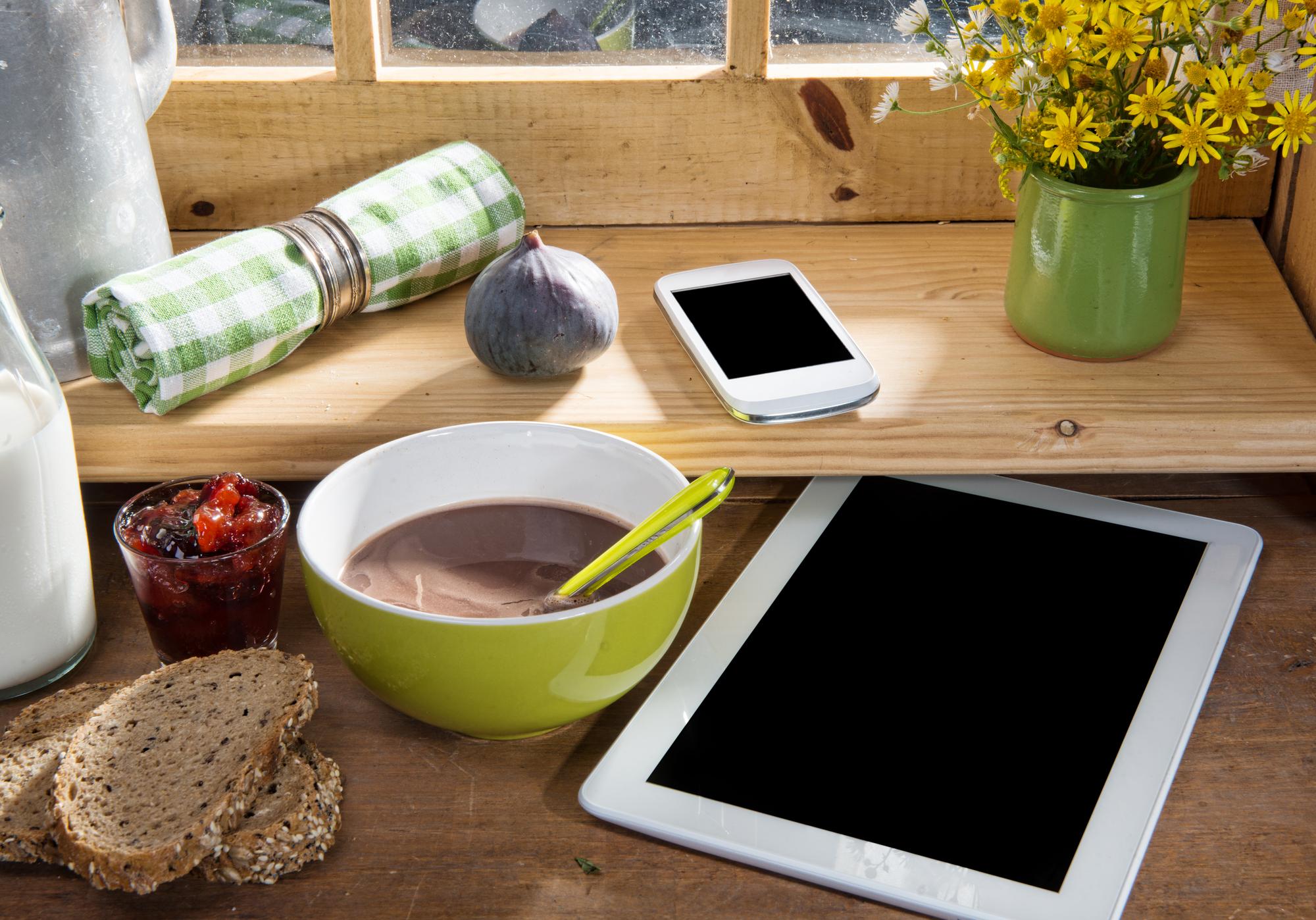 Set di strumenti culinari e tablet